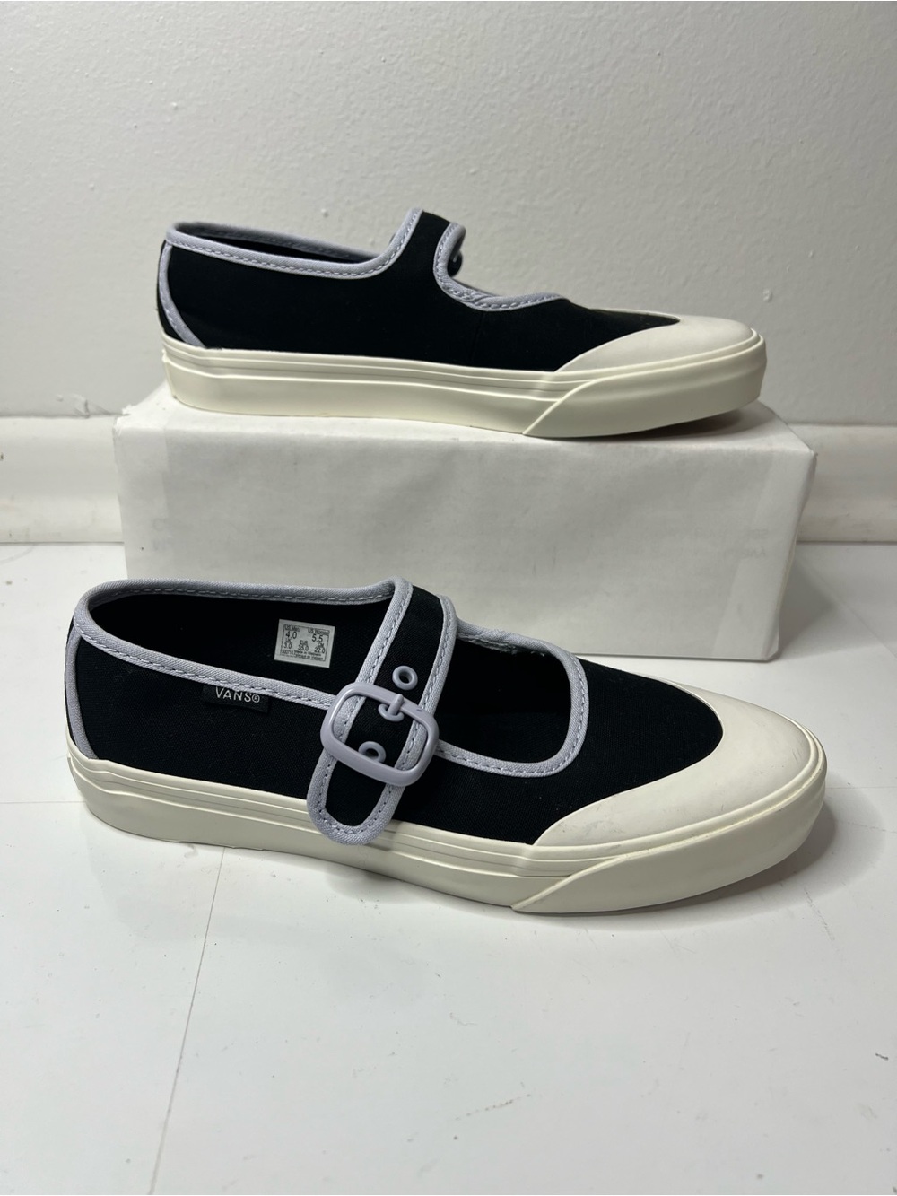 Vans Women Mary Jane Skate Shoe with Black/White/Purple size 5.5 New